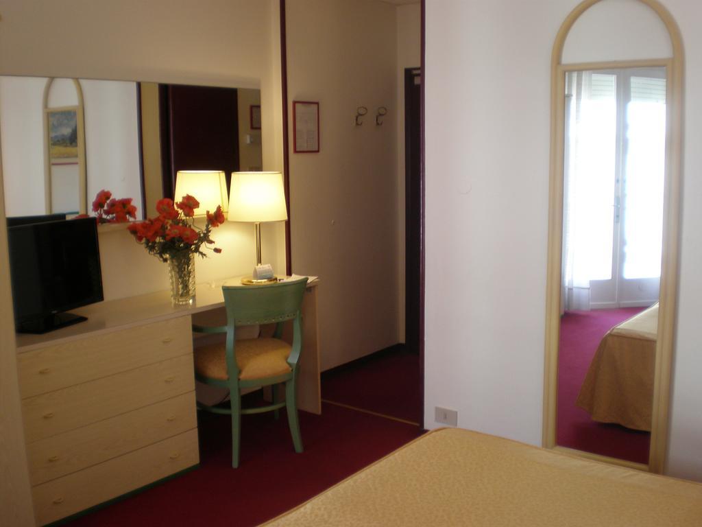 Hotel Majestic Лидо-ди-Езоло Номер фото